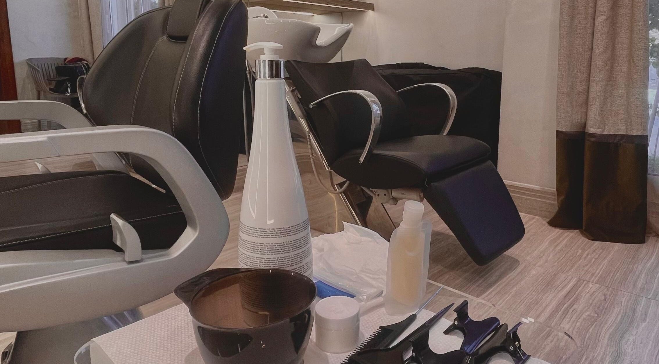 مقصورة صالون حديثة في Layla Beauty Centre بالرياض, منطقة الرياض, SA، مجهزة بأدوات التجميل المتنوعة.