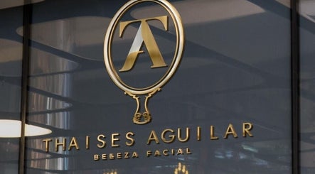 Logo de Thaises Aguilar Belleza Facial en València, Comunidad Valenciana, ES, con elegante diseño dorado.