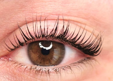 Primer plano de un ojo con pestañas realzadas en Thaises Aguilar Belleza Facial, València, Comunidad Valenciana, ES.