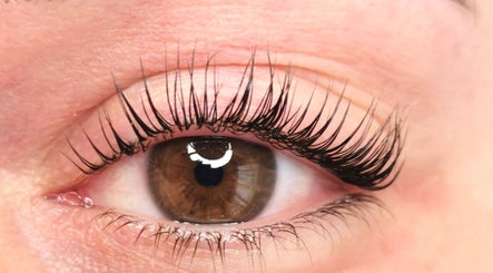 Primer plano de un ojo con pestañas realzadas en Thaises Aguilar Belleza Facial, València, Comunidad Valenciana, ES.