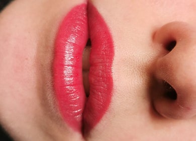 Labios con maquillaje rojo en Thaises Aguilar Belleza Facial, València, Comunidad Valenciana, ES.