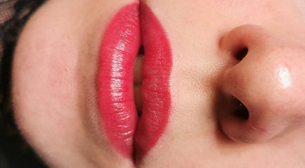 Labios con maquillaje rojo en Thaises Aguilar Belleza Facial, València, Comunidad Valenciana, ES.