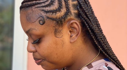 Braidsbyren & Beauty Bar image 3