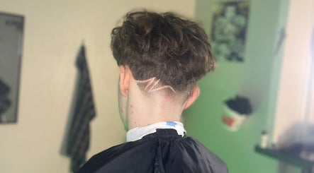 Modern frisyr med mönster på Dacutz i Tomelilla, Skåne Län, SE. Professionell stil för unikt utseende.