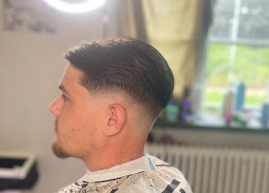 Modell med stilren fade-klippning på Dacutz, Tomelilla, Skåne Län, SE.