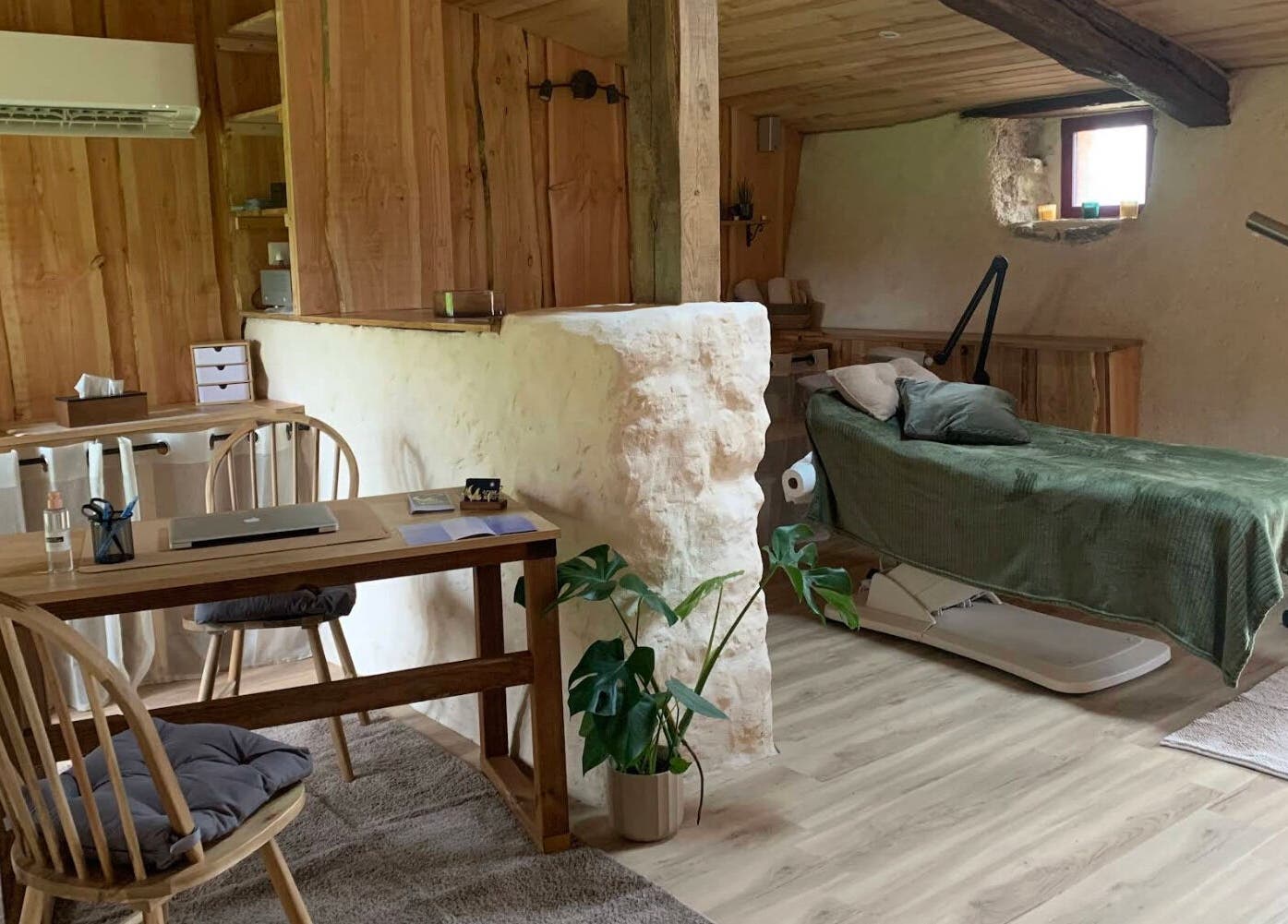 Espace de soin paisible au Louve Institut, Saint-pardoux-soutiers, Nouvelle-aquitaine, FR avec bois naturel.