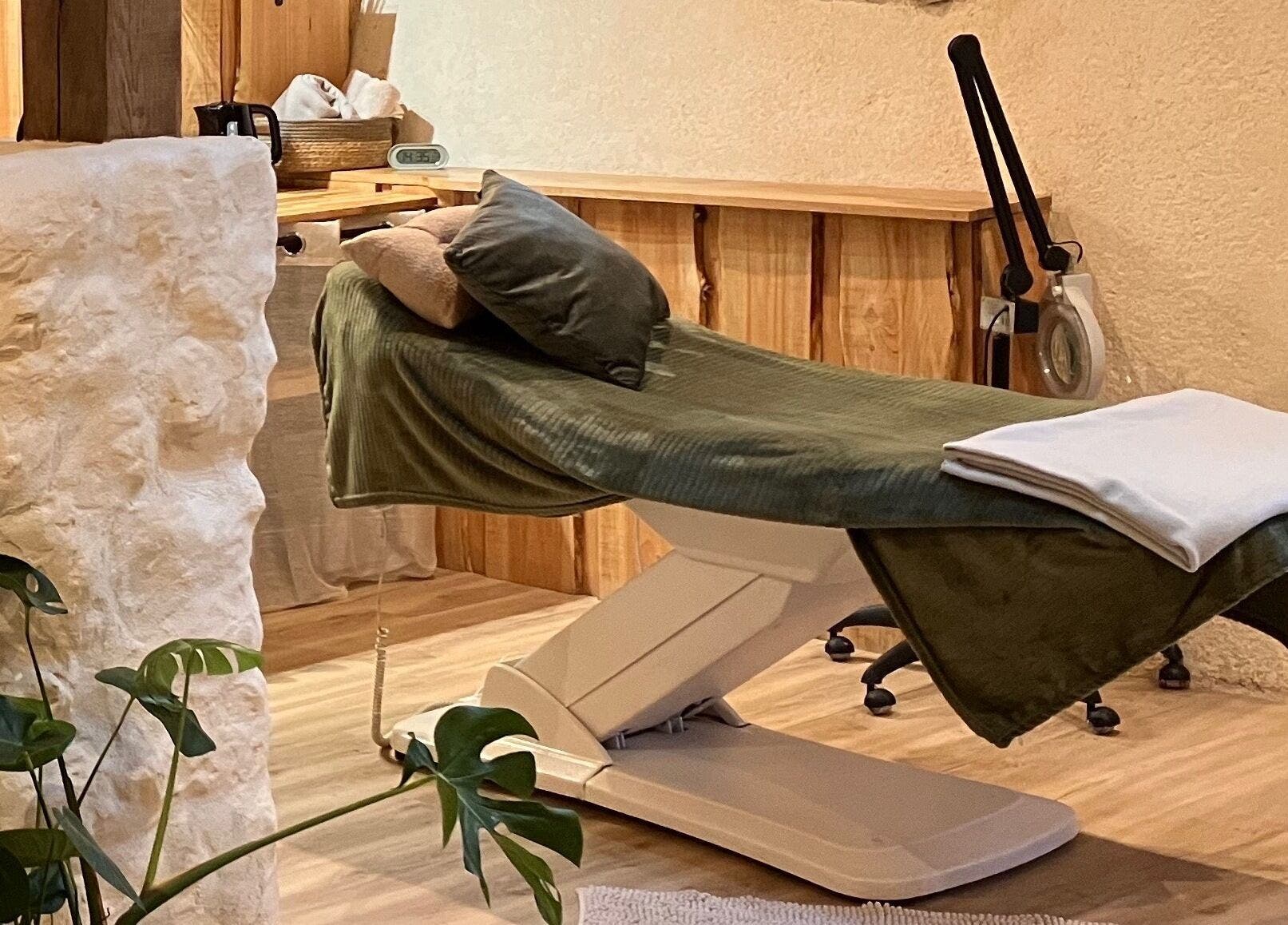 Table de massage relaxante à Louve Institut, Saint-Pardoux-Soutiers, Nouvelle-Aquitaine, FR.