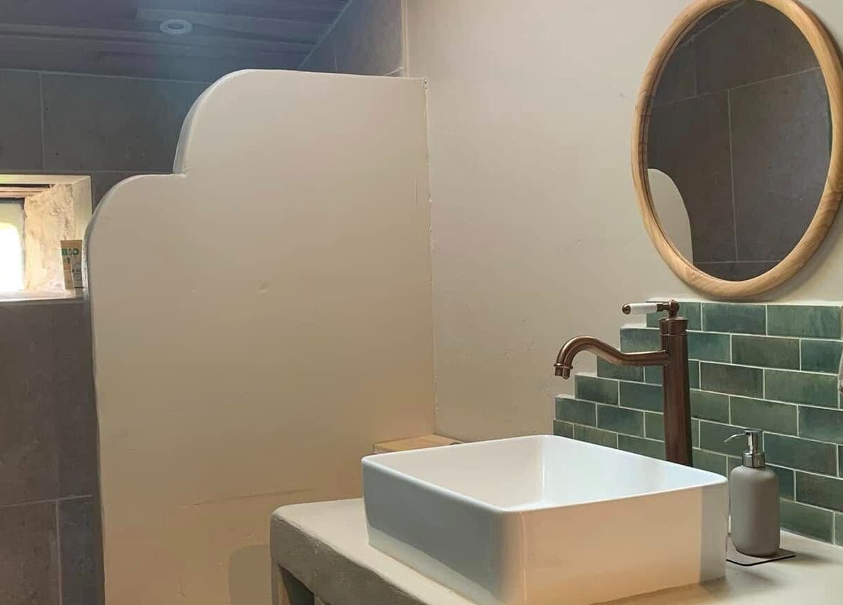 Salle de bain moderne au Louve Institut, Saint-pardoux-soutiers, Nouvelle-aquitaine, FR avec lavabo élégant.