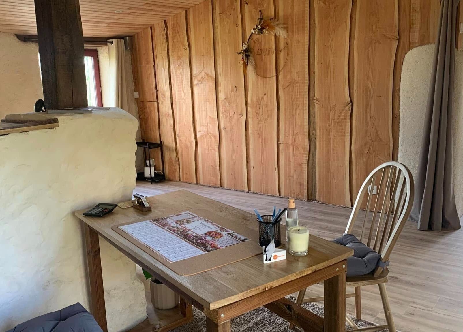 Intérieur chaleureux de Louve Institut à Saint-pardoux-soutiers, Nouvelle-aquitaine, FR, avec bureau en bois.