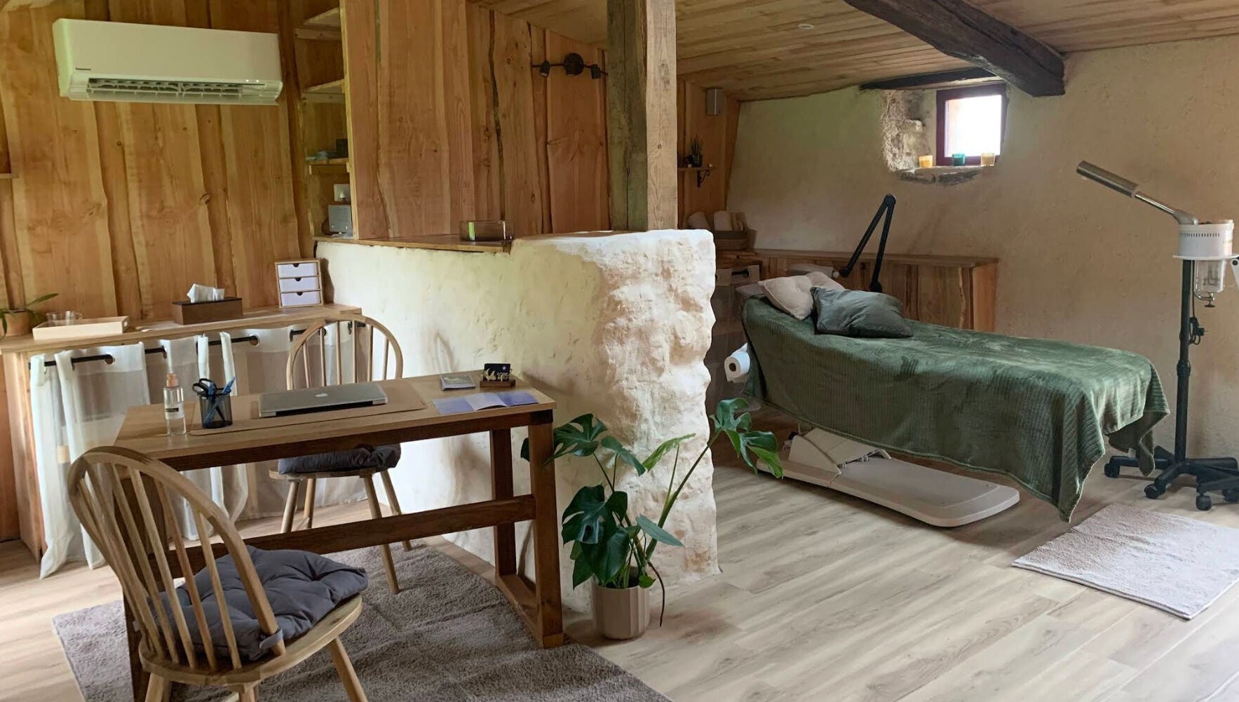 Intérieur en bois élégant à Louve Institut, Saint-pardoux-soutiers, Nouvelle-aquitaine, FR pour le bien-être.