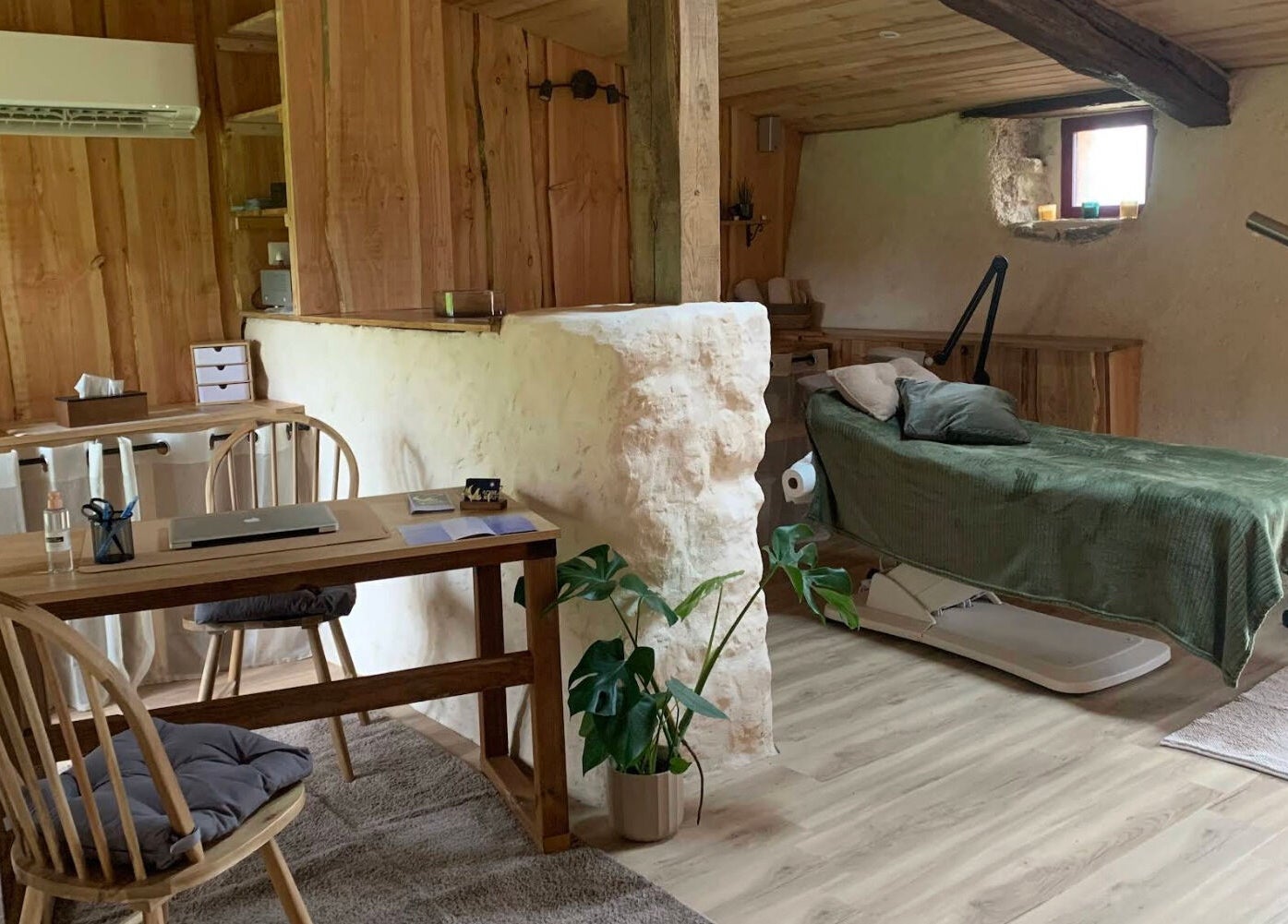 Intérieur en bois élégant à Louve Institut, Saint-pardoux-soutiers, Nouvelle-aquitaine, FR pour le bien-être.