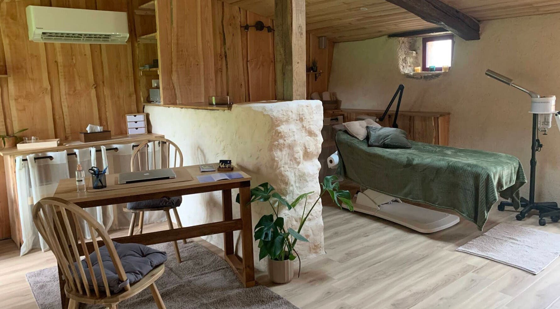 Intérieur en bois élégant à Louve Institut, Saint-pardoux-soutiers, Nouvelle-aquitaine, FR pour le bien-être.