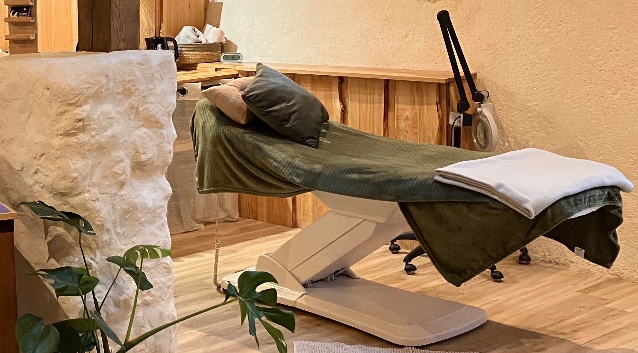 Salle de soins élégante à Louve Institut, Saint-pardoux-soutiers, Nouvelle-aquitaine, FR.