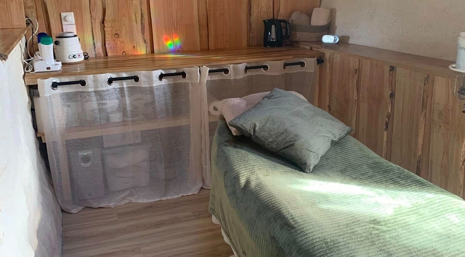 Salle de soin paisible au Louve Institut, Saint-Pardoux-Soutiers, Nouvelle-Aquitaine, FR, avec table de massage.