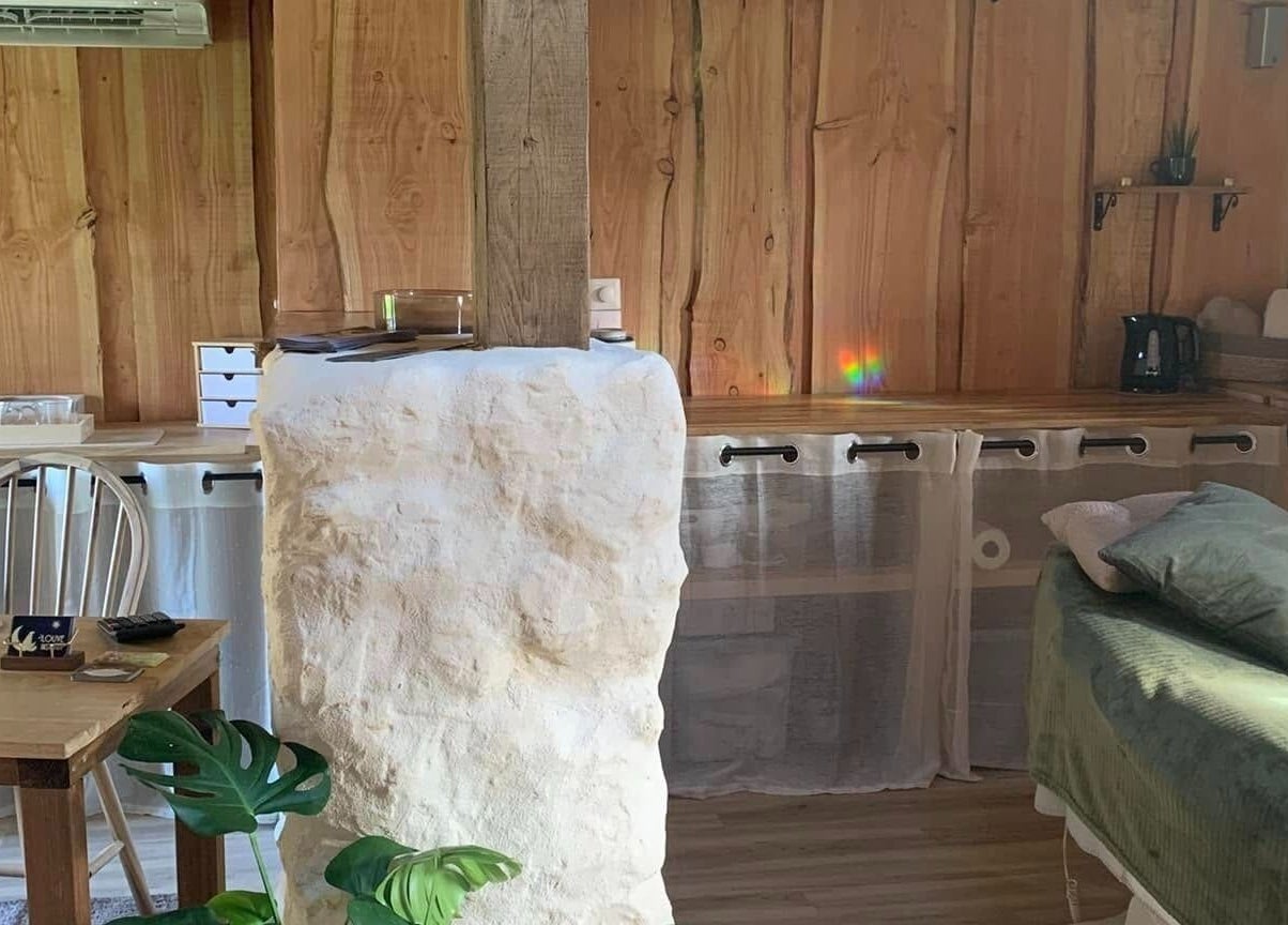 Salle de bien-être au Louve Institut à Saint-pardoux-soutiers, Nouvelle-aquitaine, FR avec décor en bois et pierre.