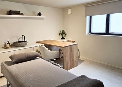 Salle de soin moderne chez Aux Petits Soins d'Auré - Aurélie Laporta, Lillois-Witterzée, Région Wallonne, BE.