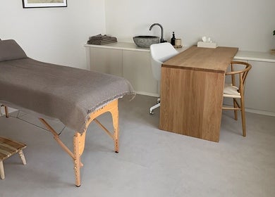 Salle de soin moderne à Aux Petits Soins d'Auré - Aurélie Laporta, Lillois-Witterzée, Région Wallonne, BE.