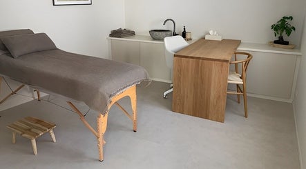 Salle de soin moderne à Aux Petits Soins d'Auré - Aurélie Laporta, Lillois-Witterzée, Région Wallonne, BE.