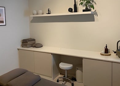 Salle de soin élégante chez Aux Petits Soins d'Auré - Aurélie Laporta à Lillois-Witterzée, Région Wallonne, BE.