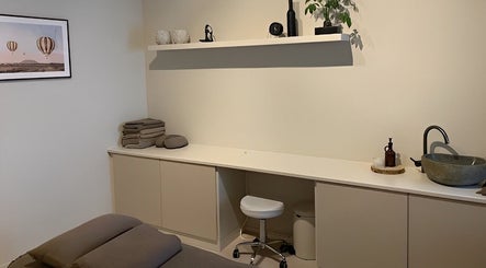 Salle de soin élégante chez Aux Petits Soins d'Auré - Aurélie Laporta à Lillois-Witterzée, Région Wallonne, BE.