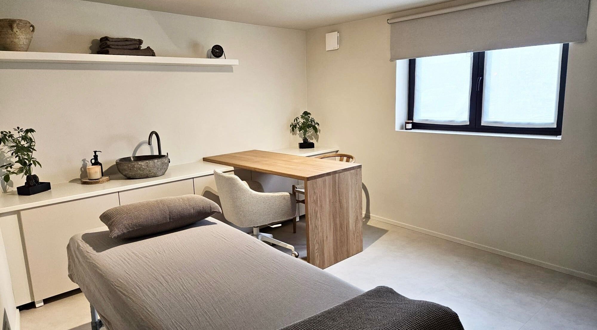 Salle de massage moderne à Aux Petits Soins d'Auré Massothérapie et Onco-Massothérapie, Lillois-Witterzée, Région Wallonne, BE.