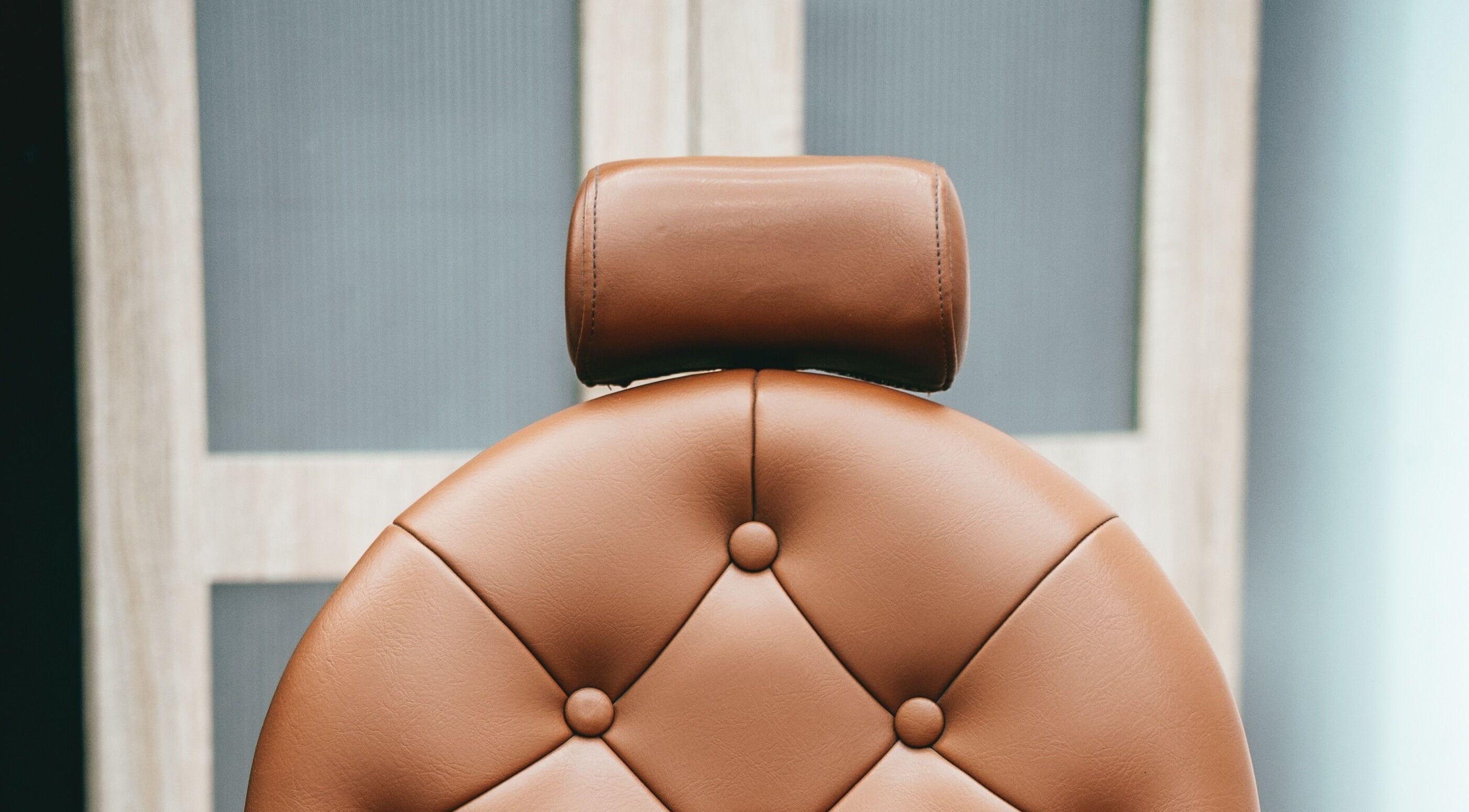 Cadeira marrom em Rodriguesz Shop, Madeira, Madeira, PT, criando ambiente acolhedor.