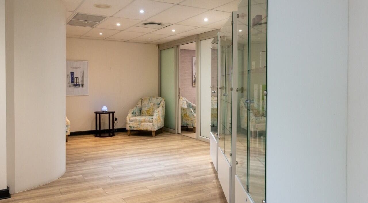 Cozy waiting area at Man Sense Waxing Studio, Johannesburg, Gauteng, ZA with comfortable chairs and ambient lighting.