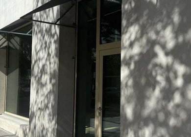 Schattenspiele auf der modernen Fassade von Fl, Zürich, Zürich, CH strahlen Ruhe aus.