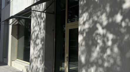 Schattenspiele auf der modernen Fassade von Fl, Zürich, Zürich, CH strahlen Ruhe aus.