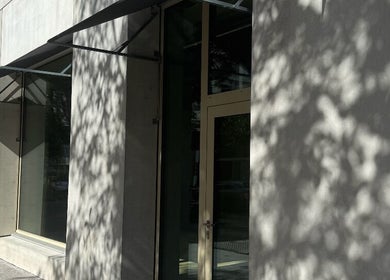 Moderner Eingang von Fl in Zürich, Zürich, CH, mit Schattenmuster an der Fassade.