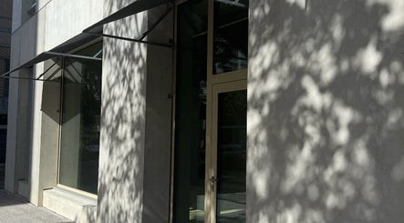 Moderner Eingang von Fl in Zürich, Zürich, CH, mit Schattenmuster an der Fassade.