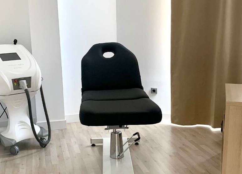 Sala de tratamiento moderna en Kai Estética, El Casar, Castilla-la Mancha, ES.