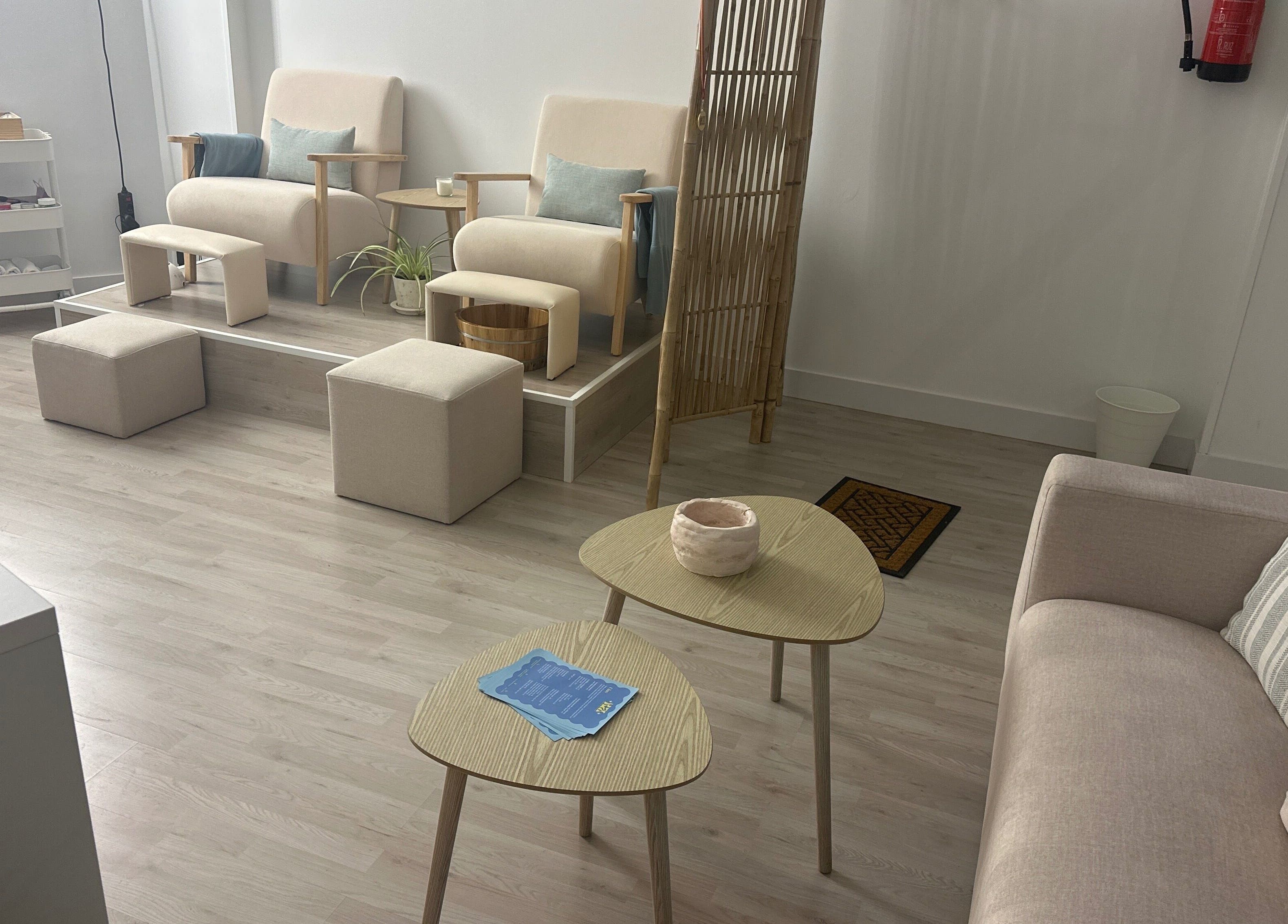 Zona de relax en Kai Estética, El Casar, Castilla-la Mancha, ES. Espacio acogedor con asientos confortables.