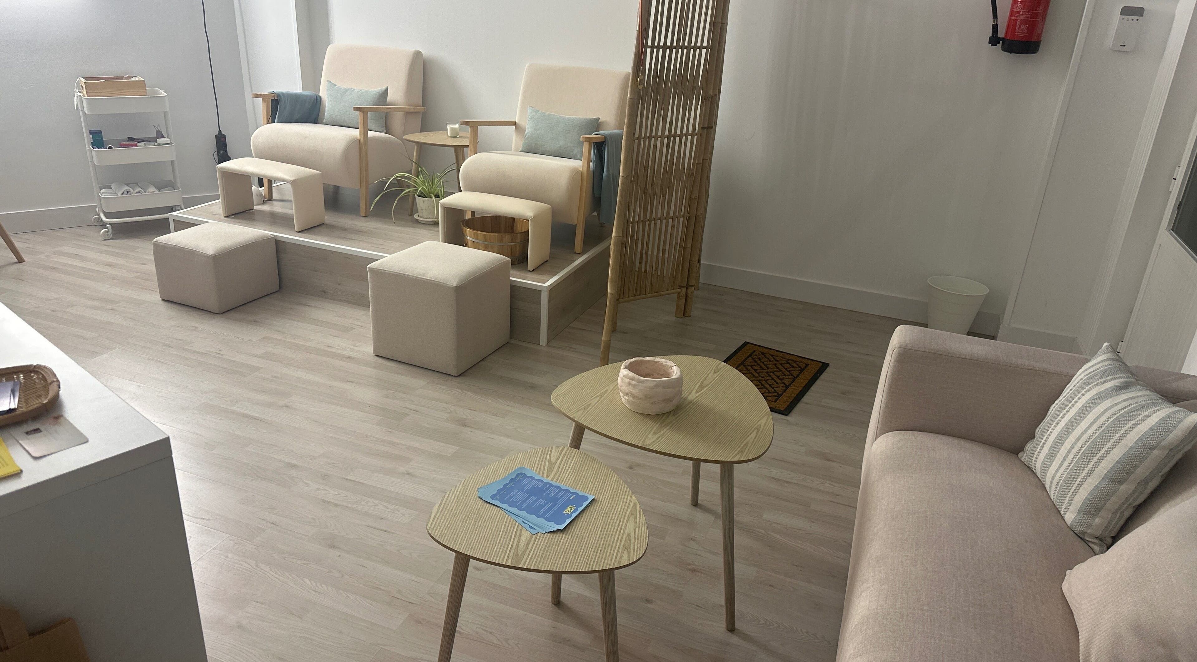 Zona de relax en Kai Estética, El Casar, Castilla-la Mancha, ES. Espacio acogedor con asientos confortables.