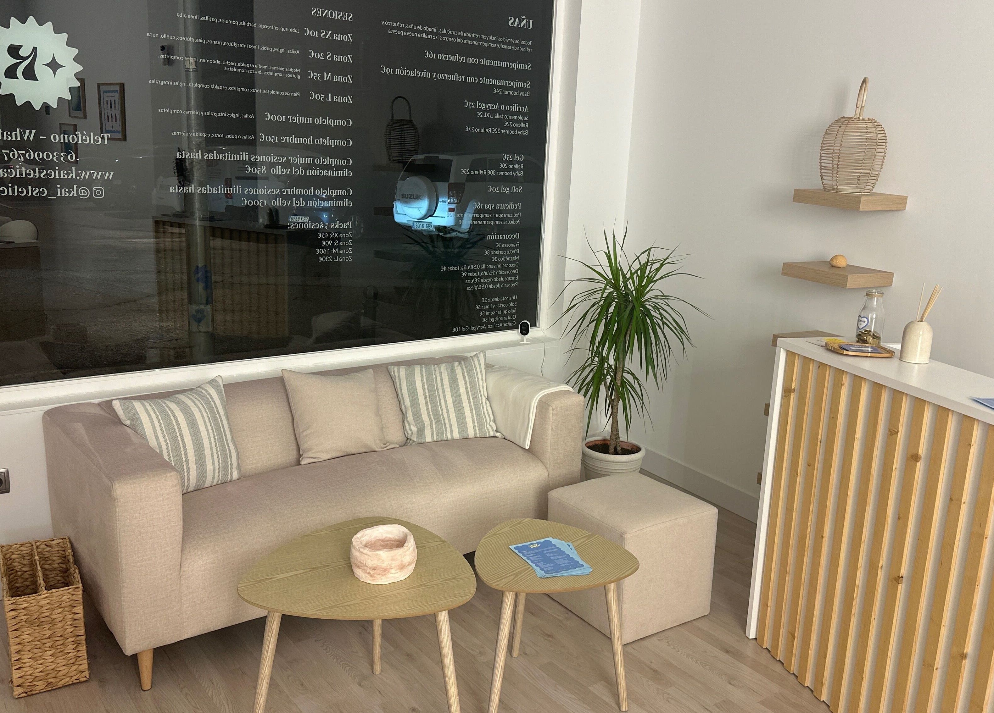 Sala de espera en Kai Estética, El Casar, Castilla-la Mancha, ES, con sofá y decoración minimalista.