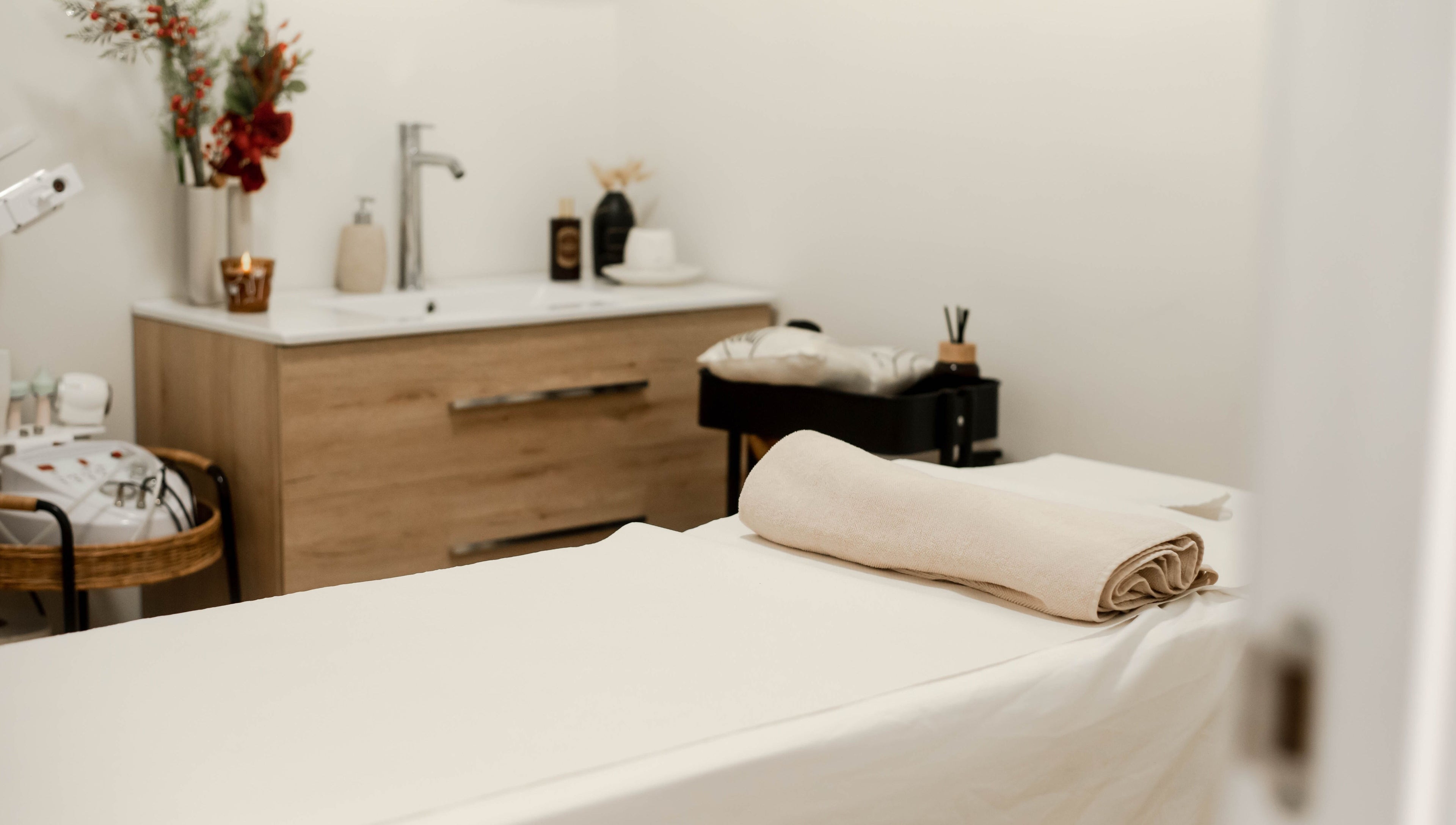 Sala de tratamiento en Momu, Madrid, Comunidad De Madrid, ES, equipada con una camilla y decoración acogedora.