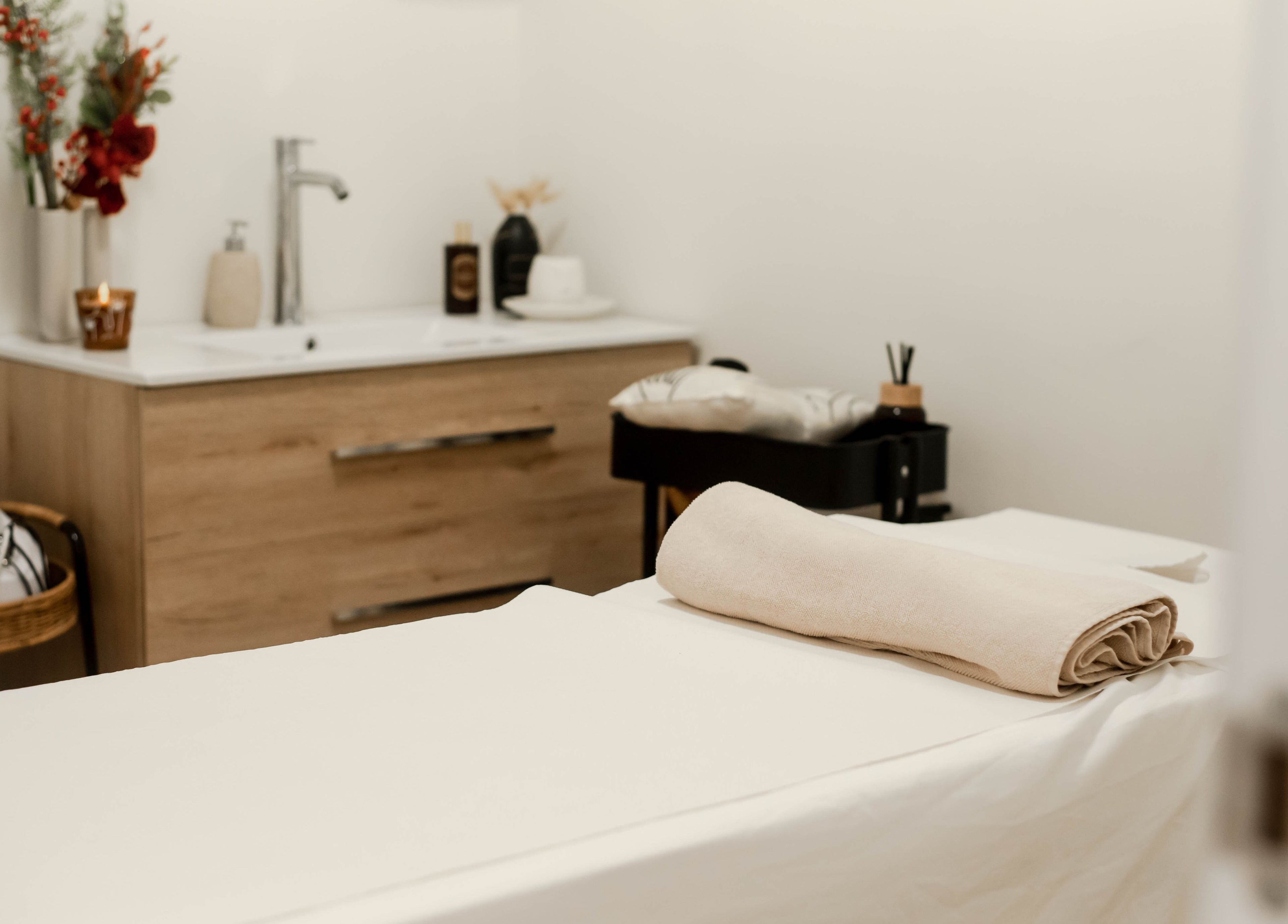 Sala de tratamiento en Momu, Madrid, Comunidad De Madrid, ES, equipada con una camilla y decoración acogedora.