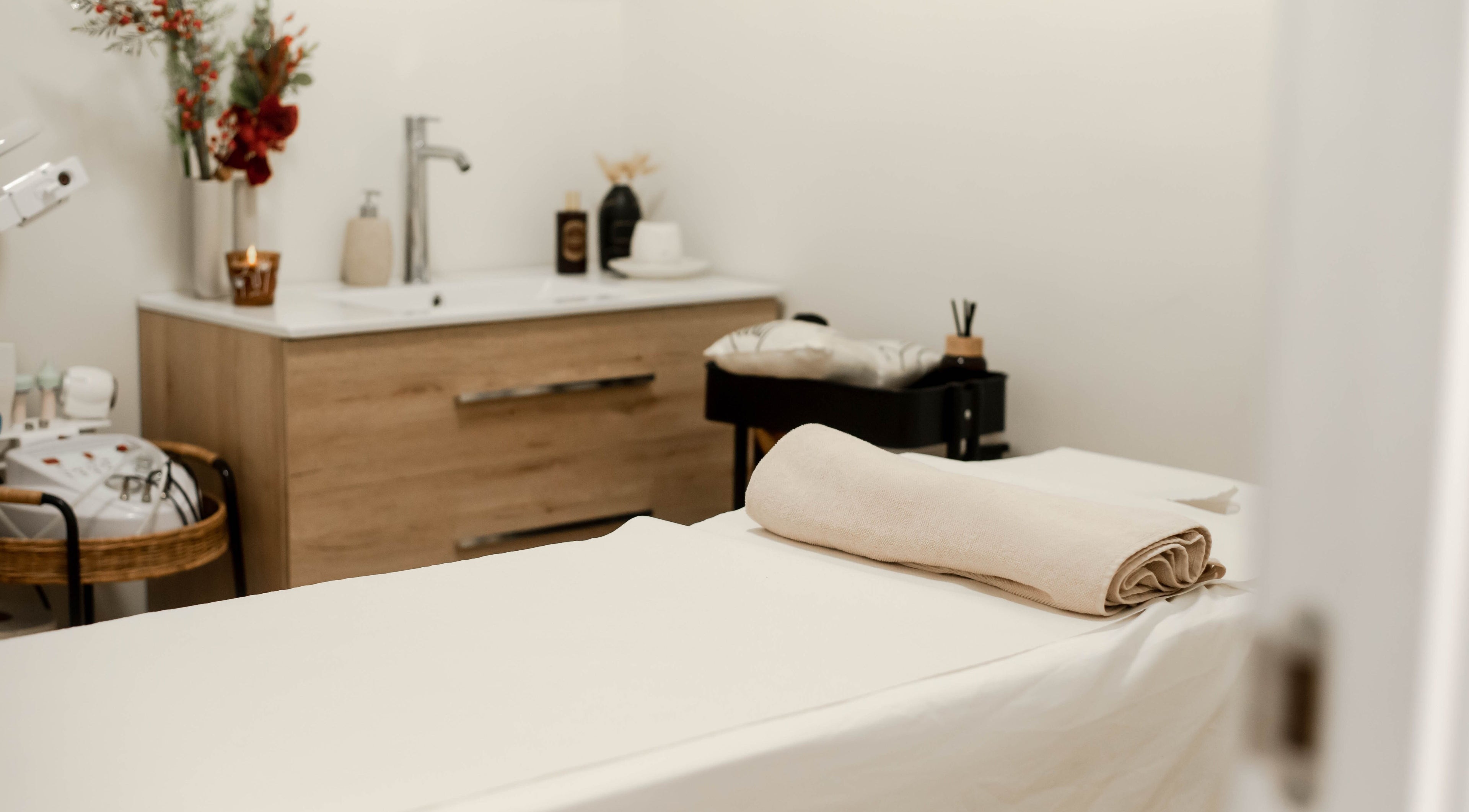 Sala de tratamiento en Momu, Madrid, Comunidad De Madrid, ES, equipada con una camilla y decoración acogedora.