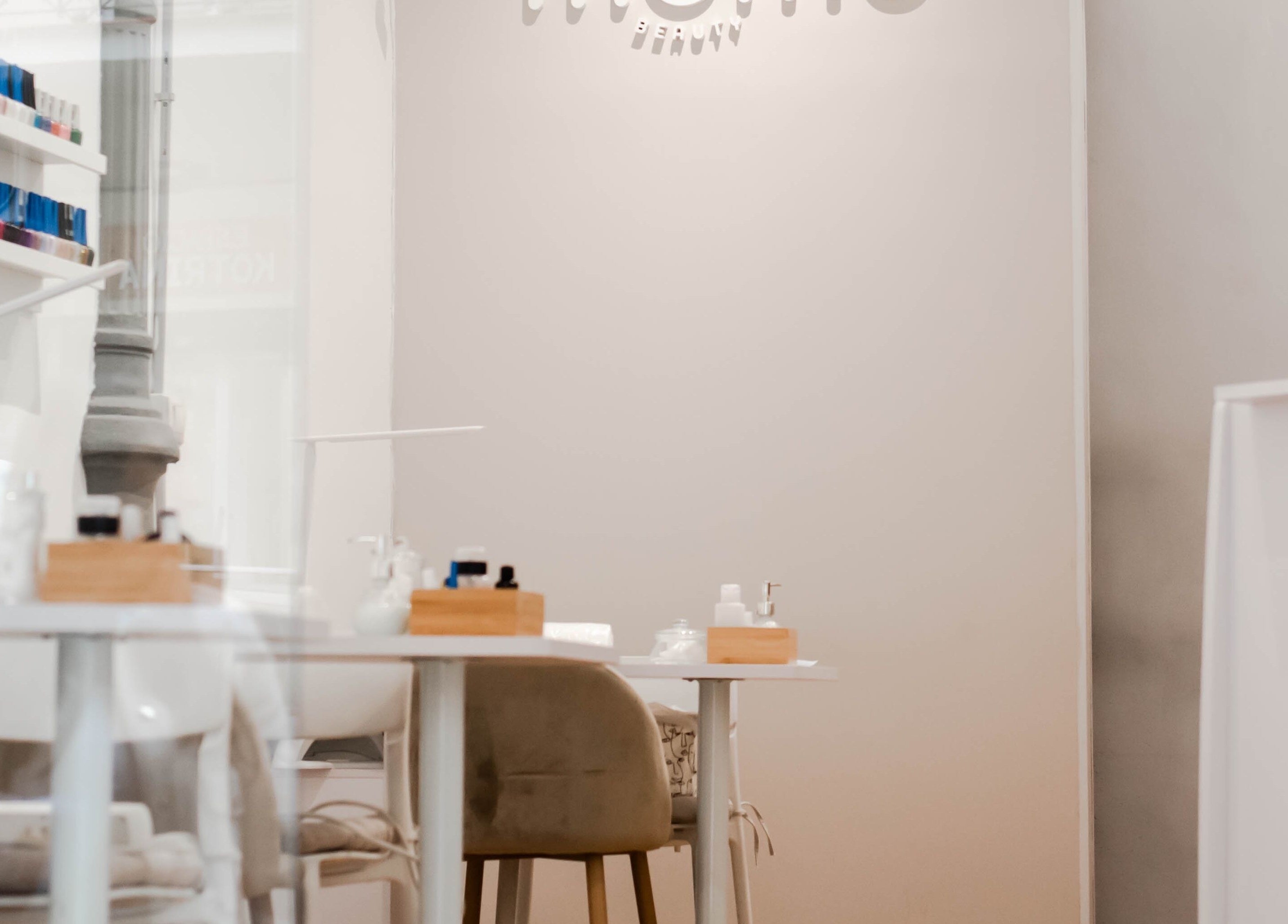 Espacio de belleza minimalista en Momu, Madrid, Comunidad De Madrid, ES, con sillas y productos de bienestar.