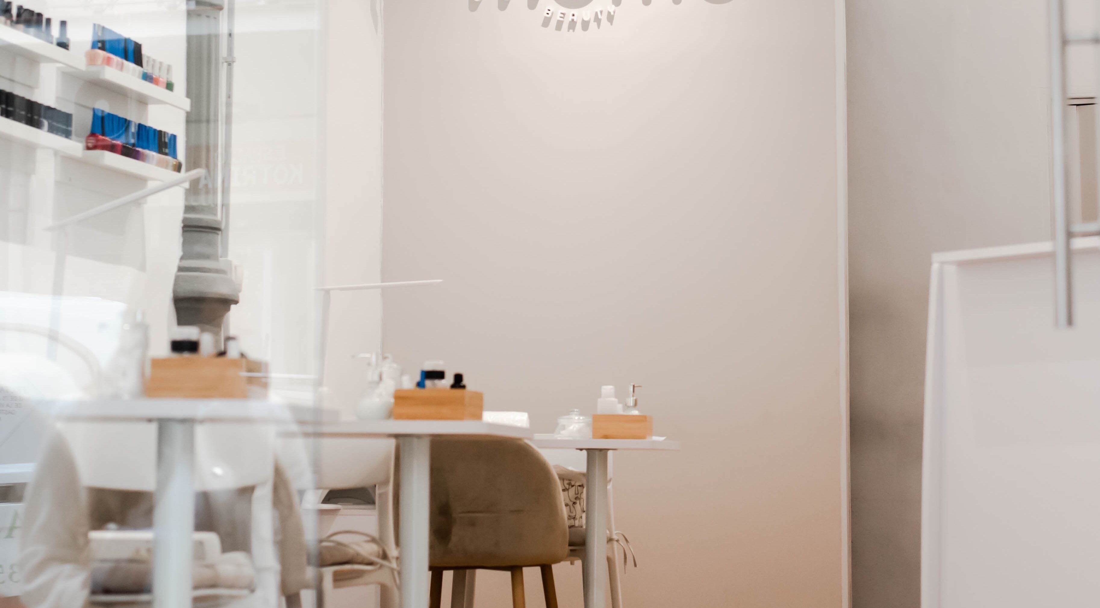 Espacio de belleza minimalista en Momu, Madrid, Comunidad De Madrid, ES, con sillas y productos de bienestar.