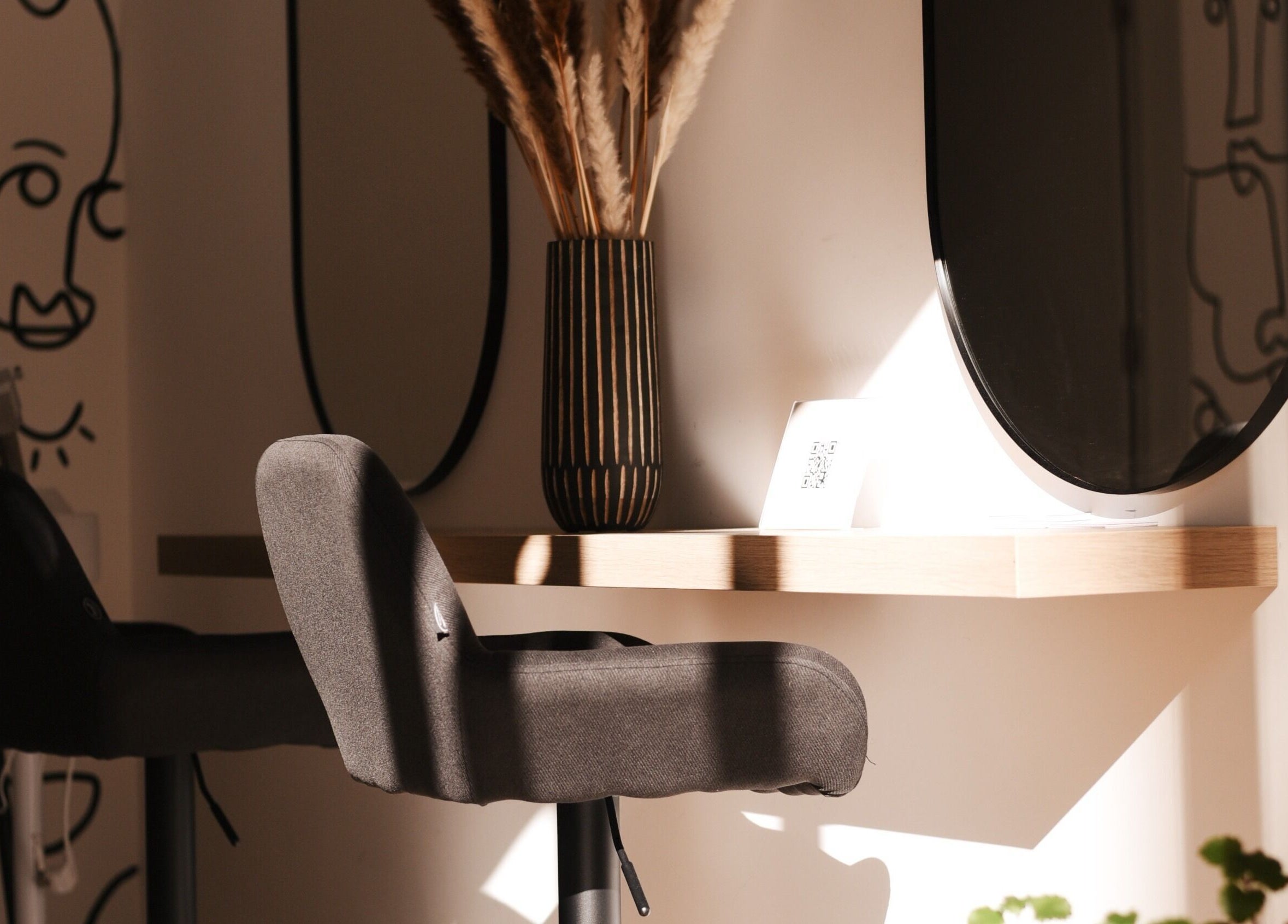 Espacio moderno en Momu, Madrid, Comunidad De Madrid, ES, con silla negra y decoraciones minimalistas.