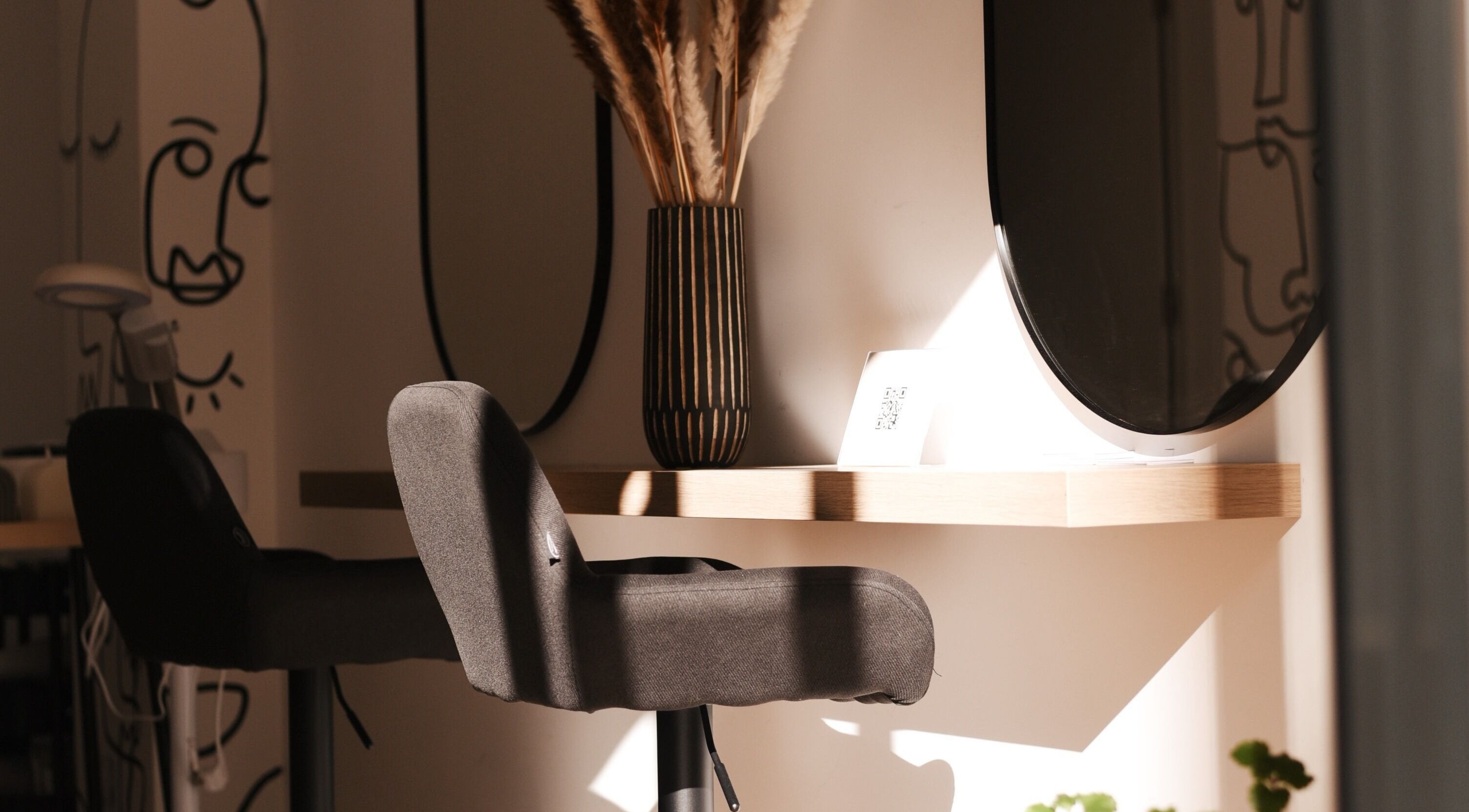 Espacio moderno en Momu, Madrid, Comunidad De Madrid, ES, con silla negra y decoraciones minimalistas.