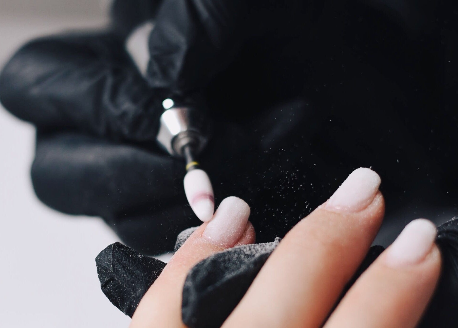 Manicura profesional en Momu, Madrid, Comunidad De Madrid, ES. Belleza de uñas en proceso.