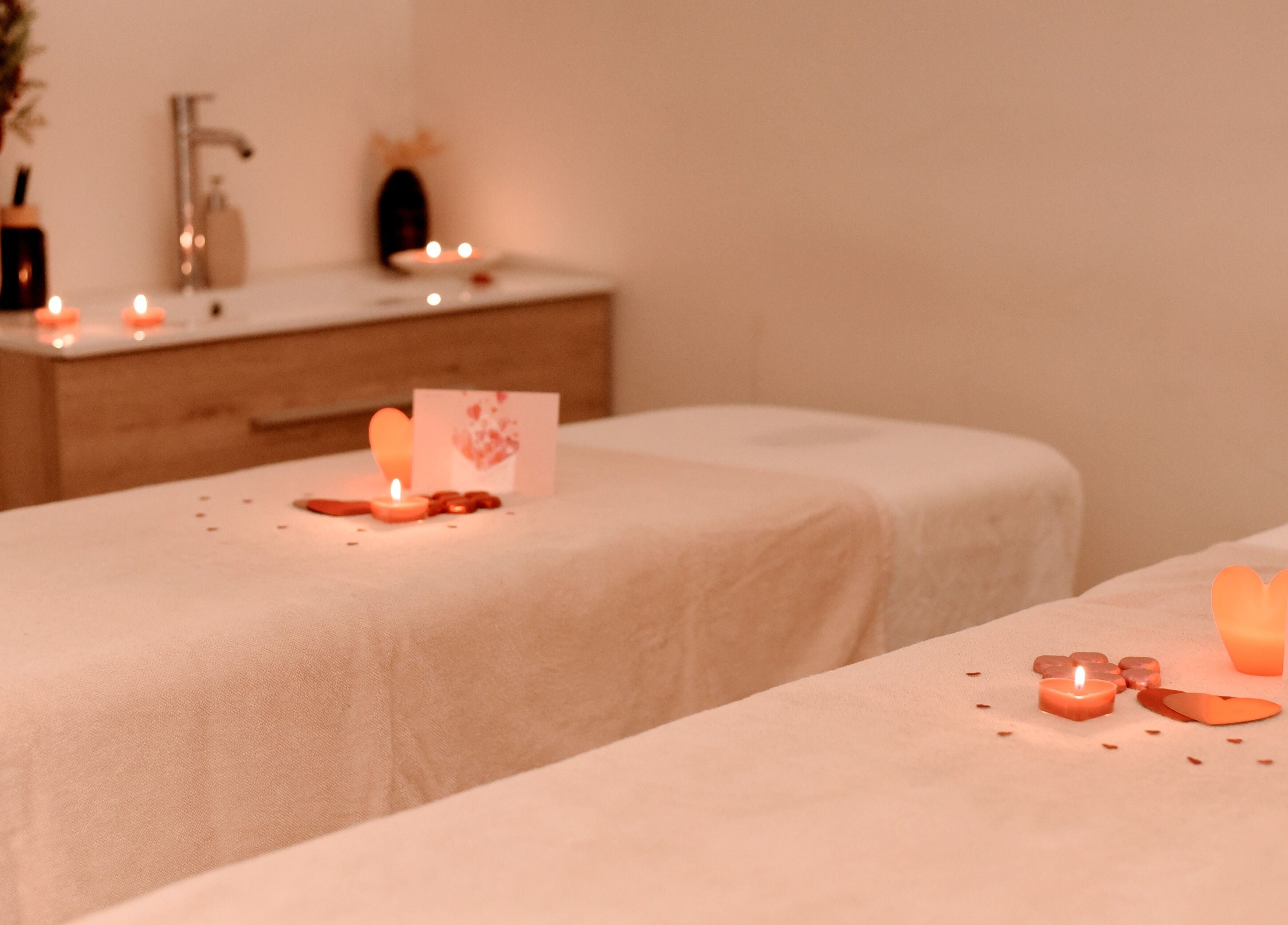 Sala de masaje en Momu, Madrid, Comunidad De Madrid, ES, con velas y decoración relajante.