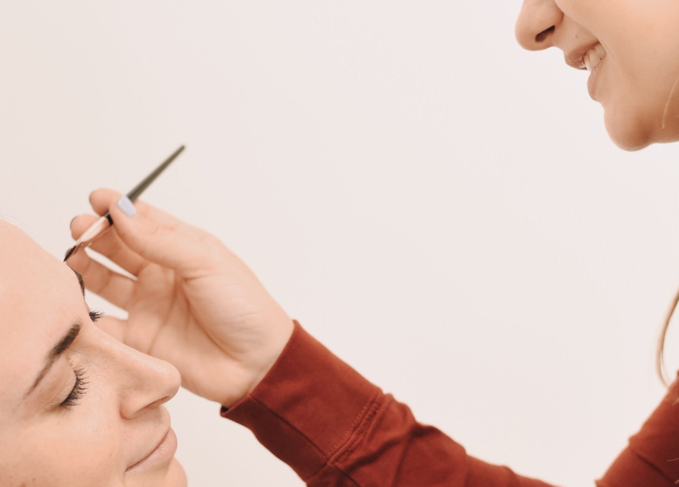 Tratamiento de cejas en Momu, Madrid, Comunidad De Madrid, ES. Experiencia de belleza personalizada.