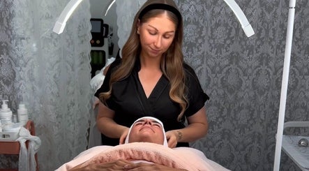Esthéticienne en soin visage à Hoanity Glow Therapy, Pontoy, Grand Est, FR.