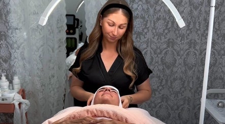 Soin du visage relaxant chez Hoanity Glow Therapy, Pontoy, Grand Est, FR, offrant tranquillité et bien-être.