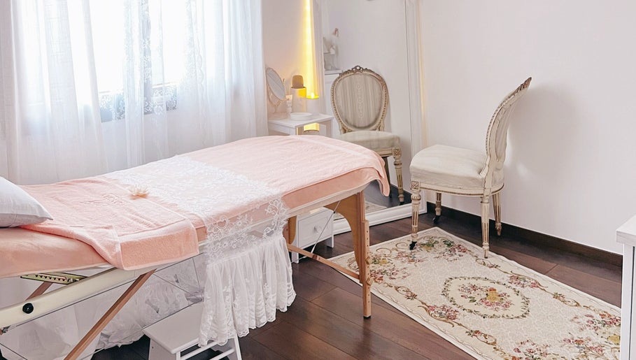 Salle de thérapie apaisante chez Hoanity Glow Therapy, Pontoy, Grand Est, FR avec lit de massage élégant.