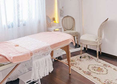 Salle de thérapie apaisante chez Hoanity Glow Therapy, Pontoy, Grand Est, FR avec lit de massage élégant.