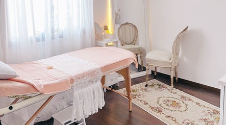 Salle de thérapie apaisante chez Hoanity Glow Therapy, Pontoy, Grand Est, FR avec lit de massage élégant.